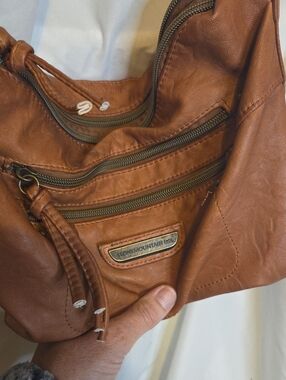 Stone Mountain Accessories Cognac Tan Leather Shoulder Bag with Front Zips